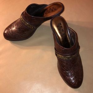 New York Transit Clogs